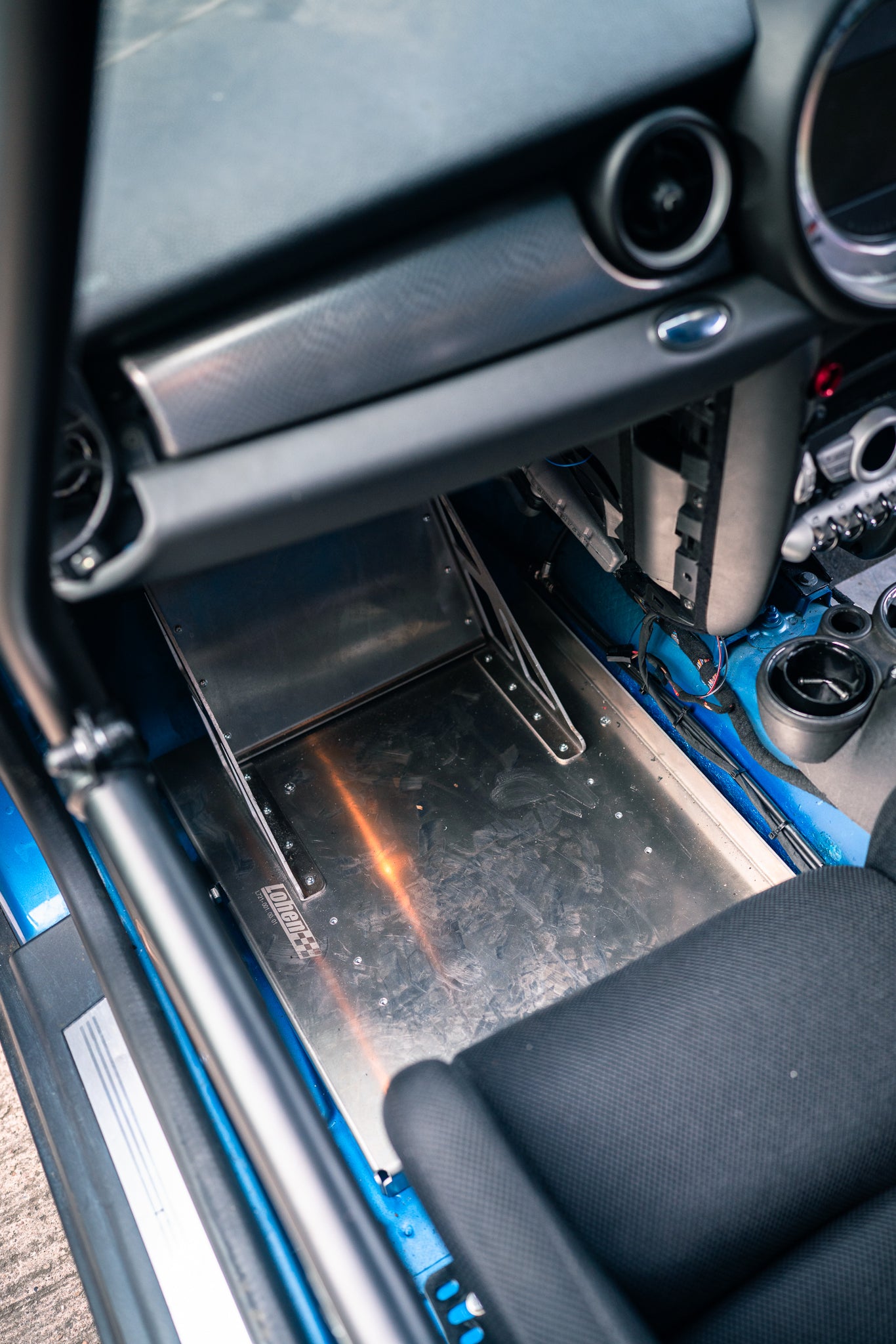 Corbeau bucket seats in black with blue details. Rollcage is painted a matching blue, as is the cars chassis and gear knob.